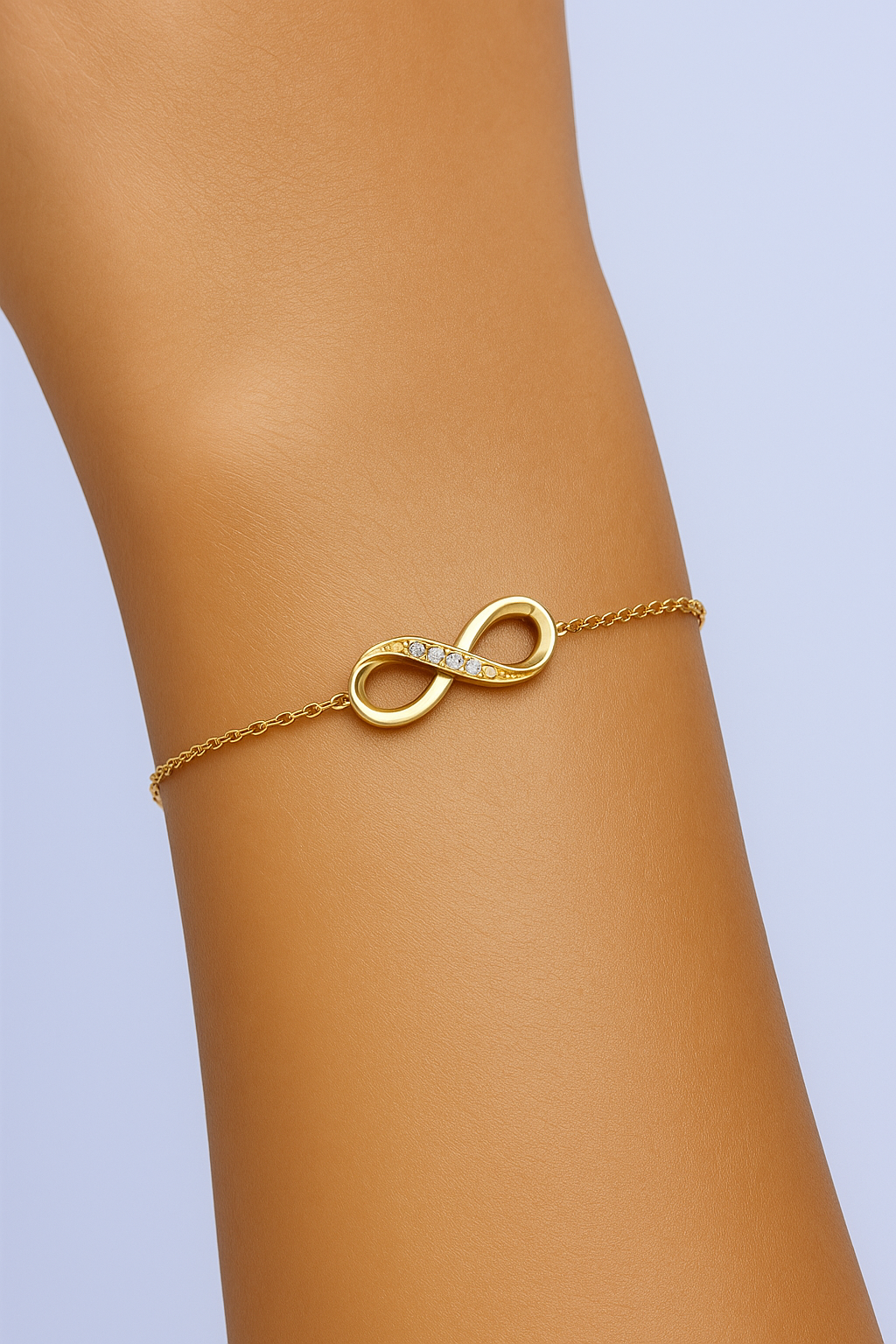 Infinity – Feines Edelstahl-Armband mit Infinity-Zeichen und Steinchendetail